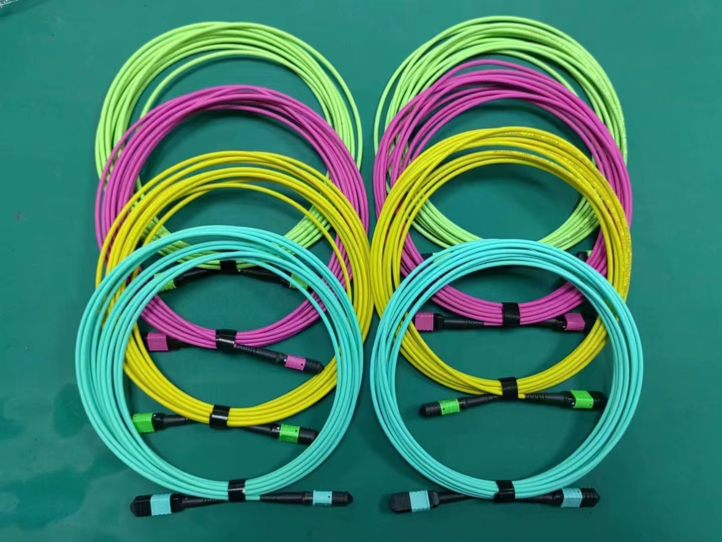 บล็อกบริษัทล่าสุดเกี่ยวกับ วิธีการระบุ MTP MPO Patch Cable ที่มีคุณภาพสูง