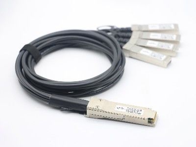 สายไฟฟ้า Dac Optical Qsfp+ ถึง 4x SFP+ 10g สายไฟฟ้า Twinax ทองแดงความเร็วสูง 5M